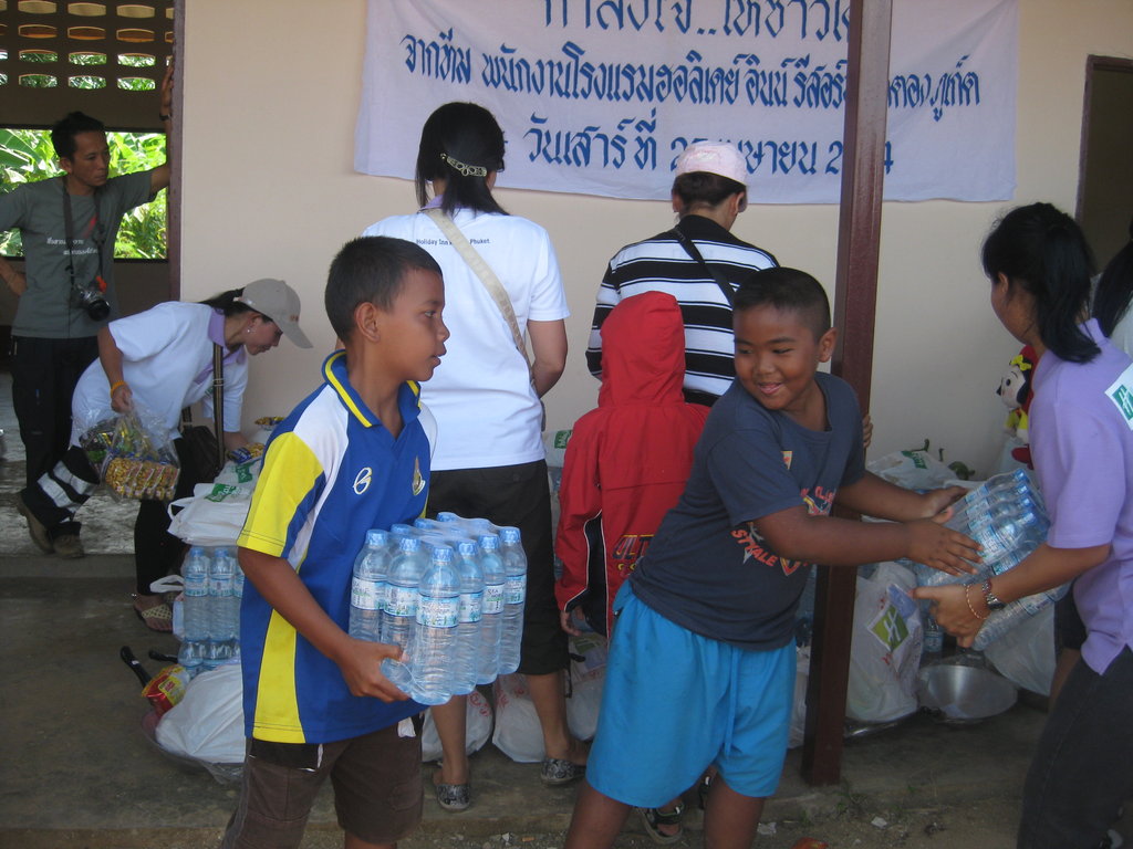 Offer help to the Thai people